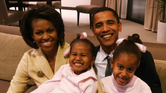 “Siempre ha estado ahí para nosotras, incluso cuando sentía el peso del mundo sobre sus hombros”, escribió Michelle Obama hace apenas unos días junto a esta imagen familiar. Un emotivo homenaje a Barack por el Día del Padre, recordando su papel como padre entregado y figura constante en sus vidas.