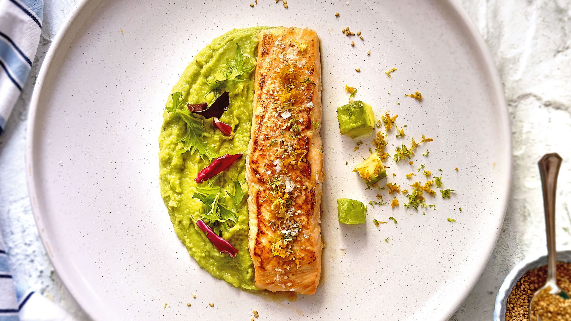 Salmón marinado con cítricos y crema de aguacate