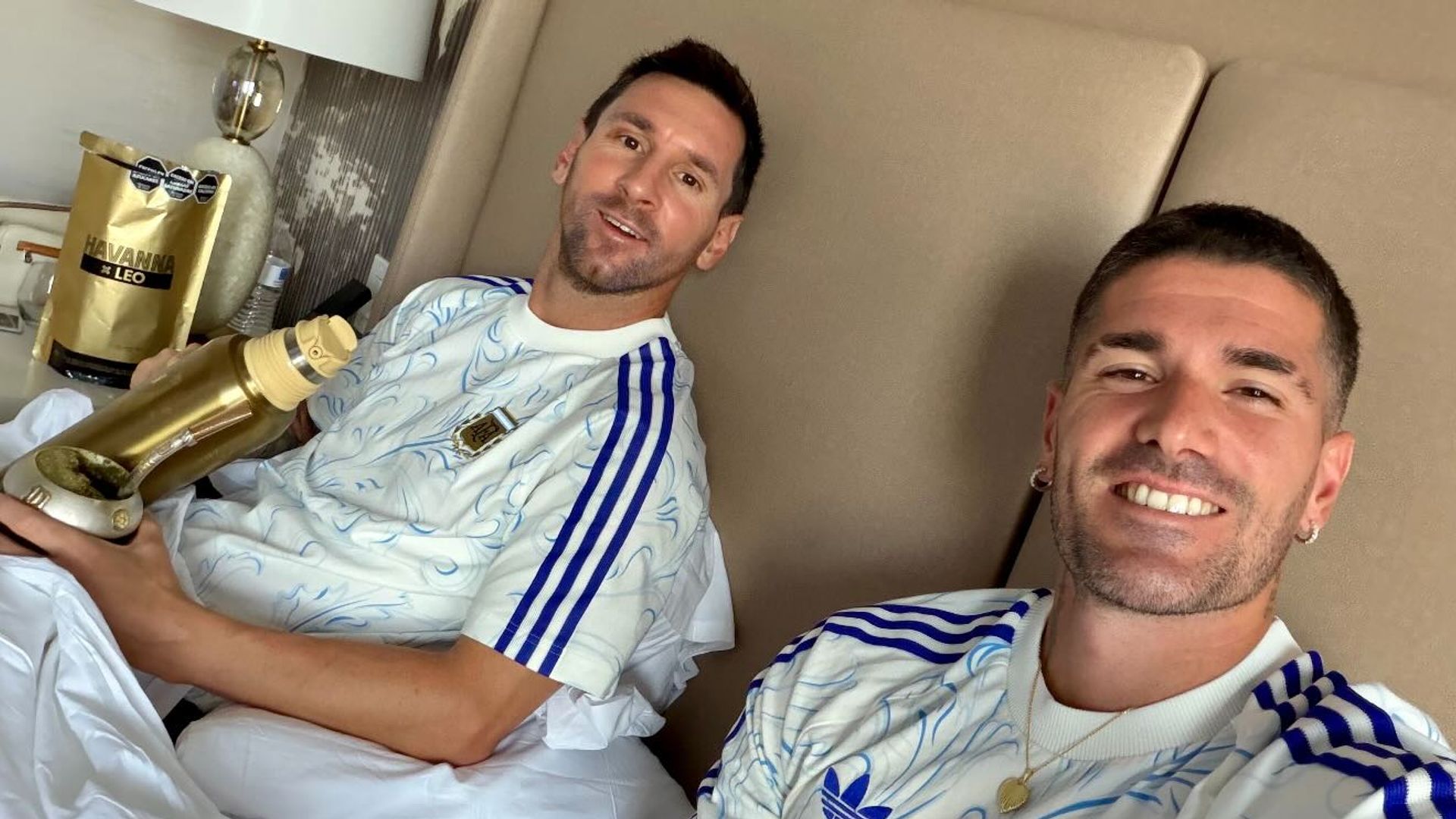 Lionel Messi y Rodrigo De Paul tomando un mate en las primeras horas del jueves, tras la emoción de pasar a la final.
