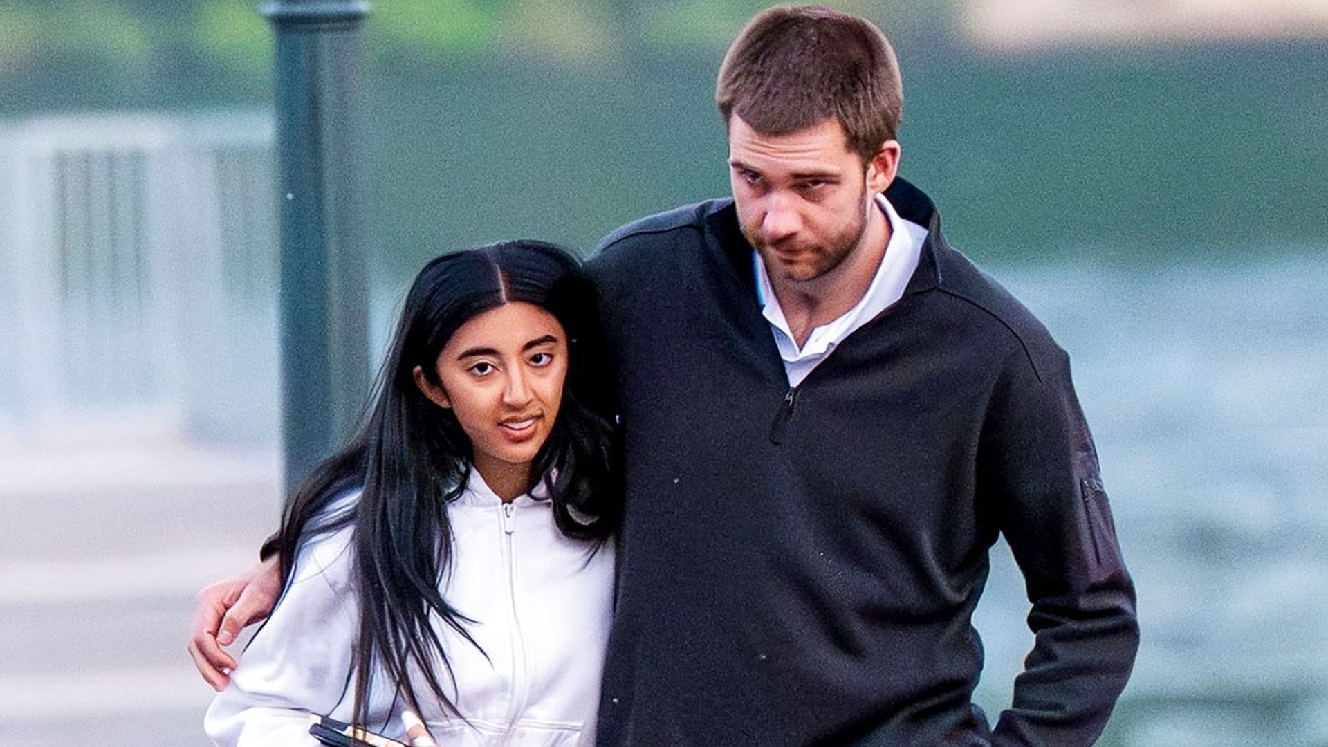 Juan Urdangarin y Sophia Khan paseando