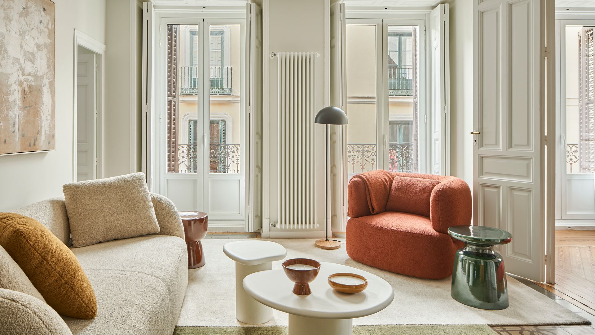 Lámpara de pie junto a butaca