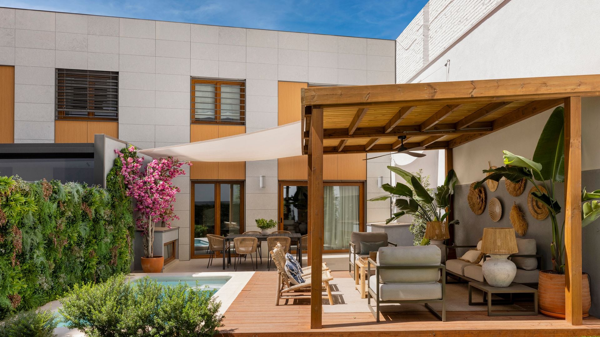 Ni sombrillas ni toldos: esta es la solución más duradera y decorativa para llevar la sombra a tu jardín
