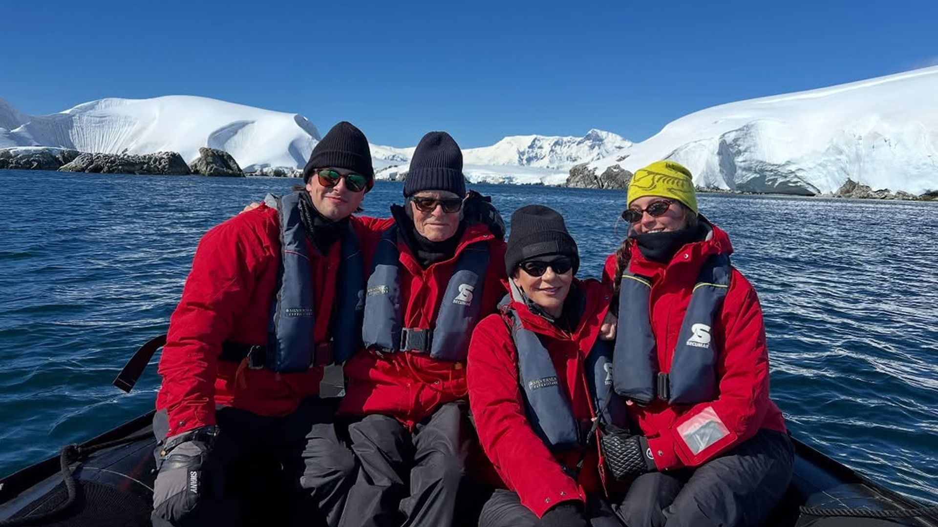 Las imágenes del espectacular viaje de Michael Douglas y Catherine Zeta-Jones con sus dos hijos: "¡Saludos desde la Antártida!"