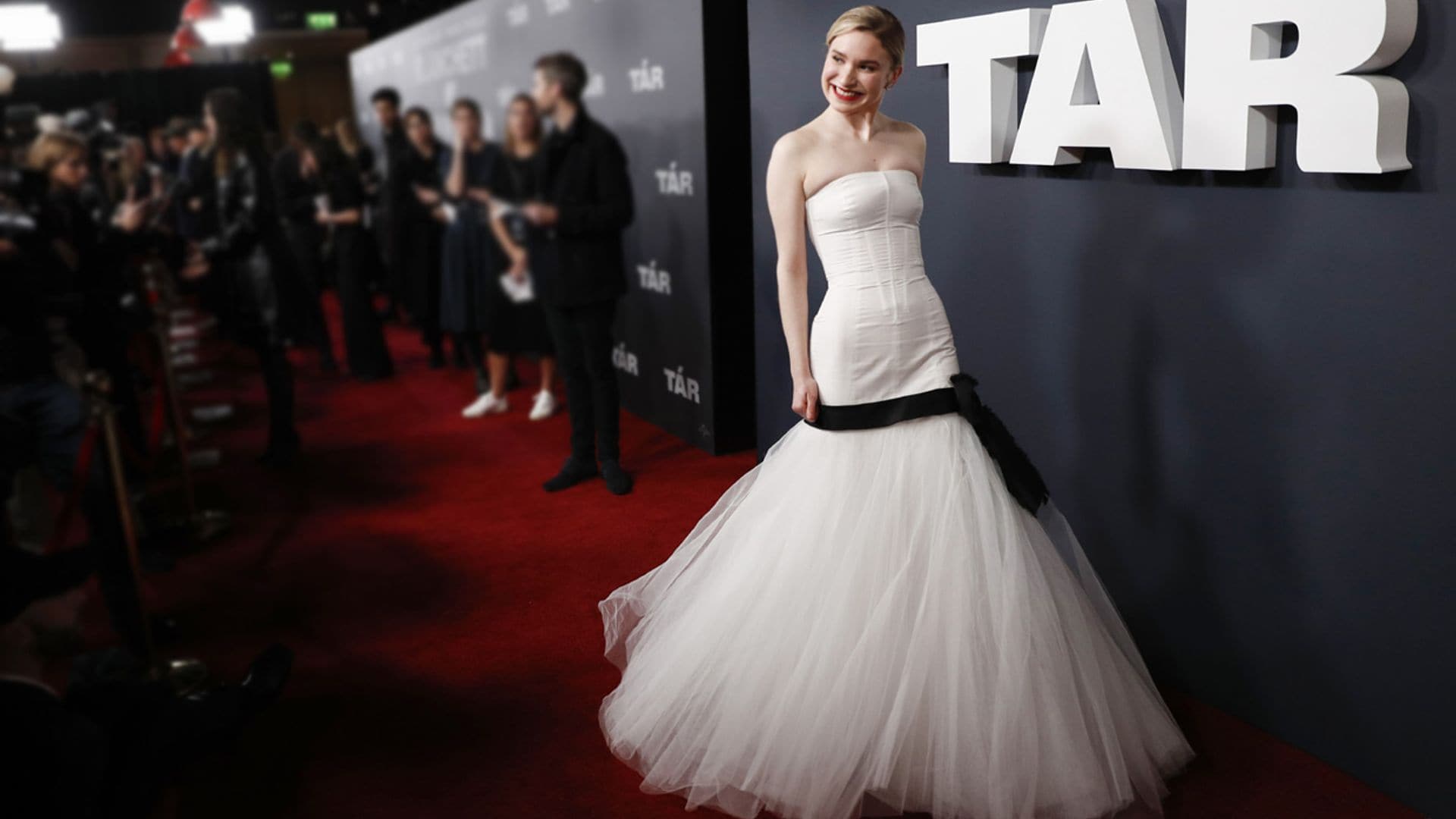 Analizamos el look de Sophie Kauer, la actriz y chelista que triunfa junto a Cate Blanchett