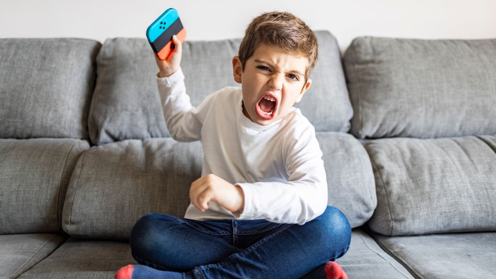 Niño enfadado porque ha perdido