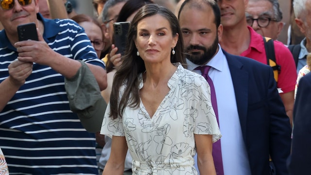 El último giro inesperado en los looks de la reina Letizia: un vestido de flores que marca cintura y perlas en la Feria del Libro/en Madrid La reina Letizia cambia de registro por un vestido de flores ligero que marca cintura tras una semana de looks de alto impacto