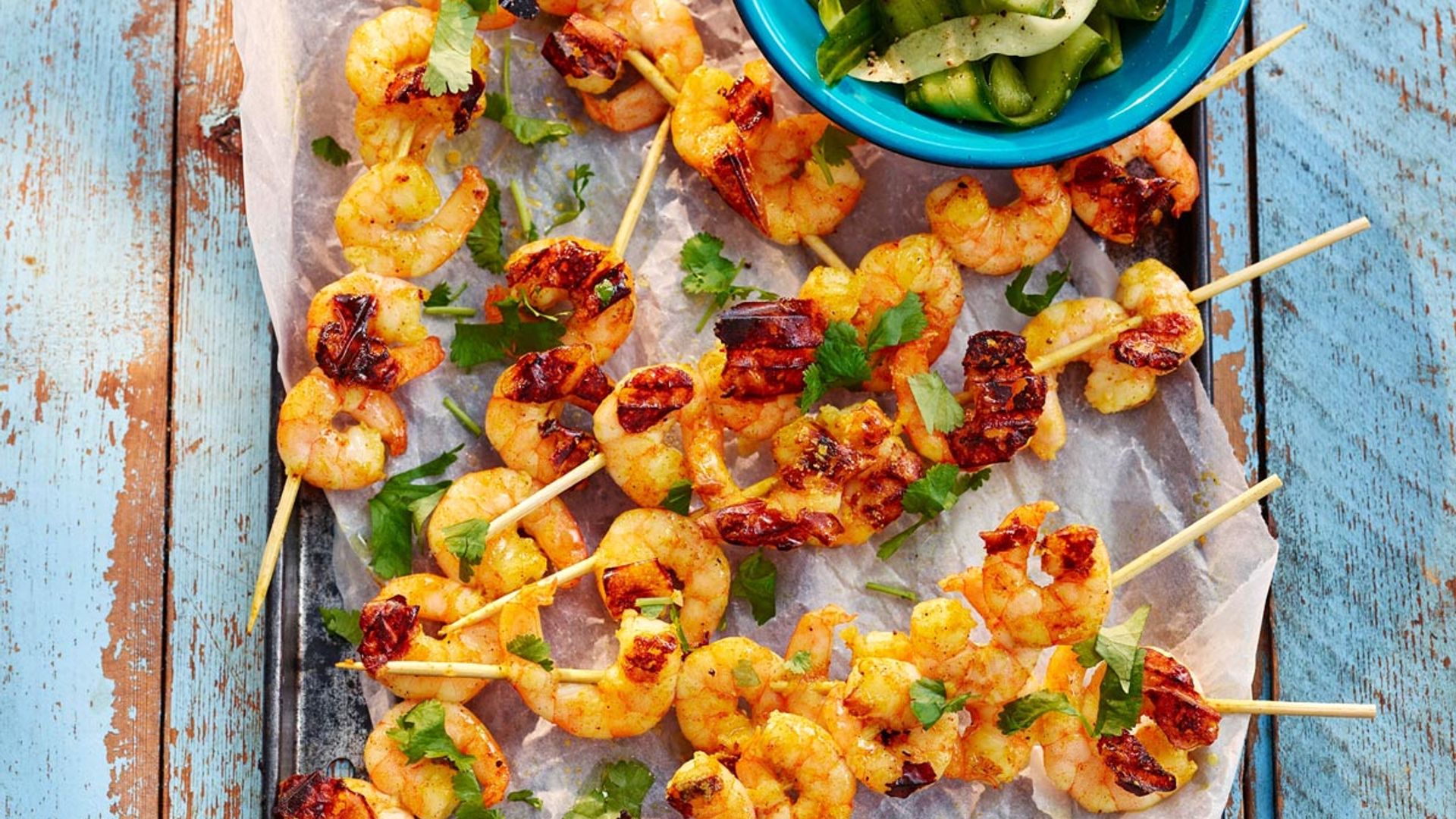 Brochetas de gambas al curry rojo