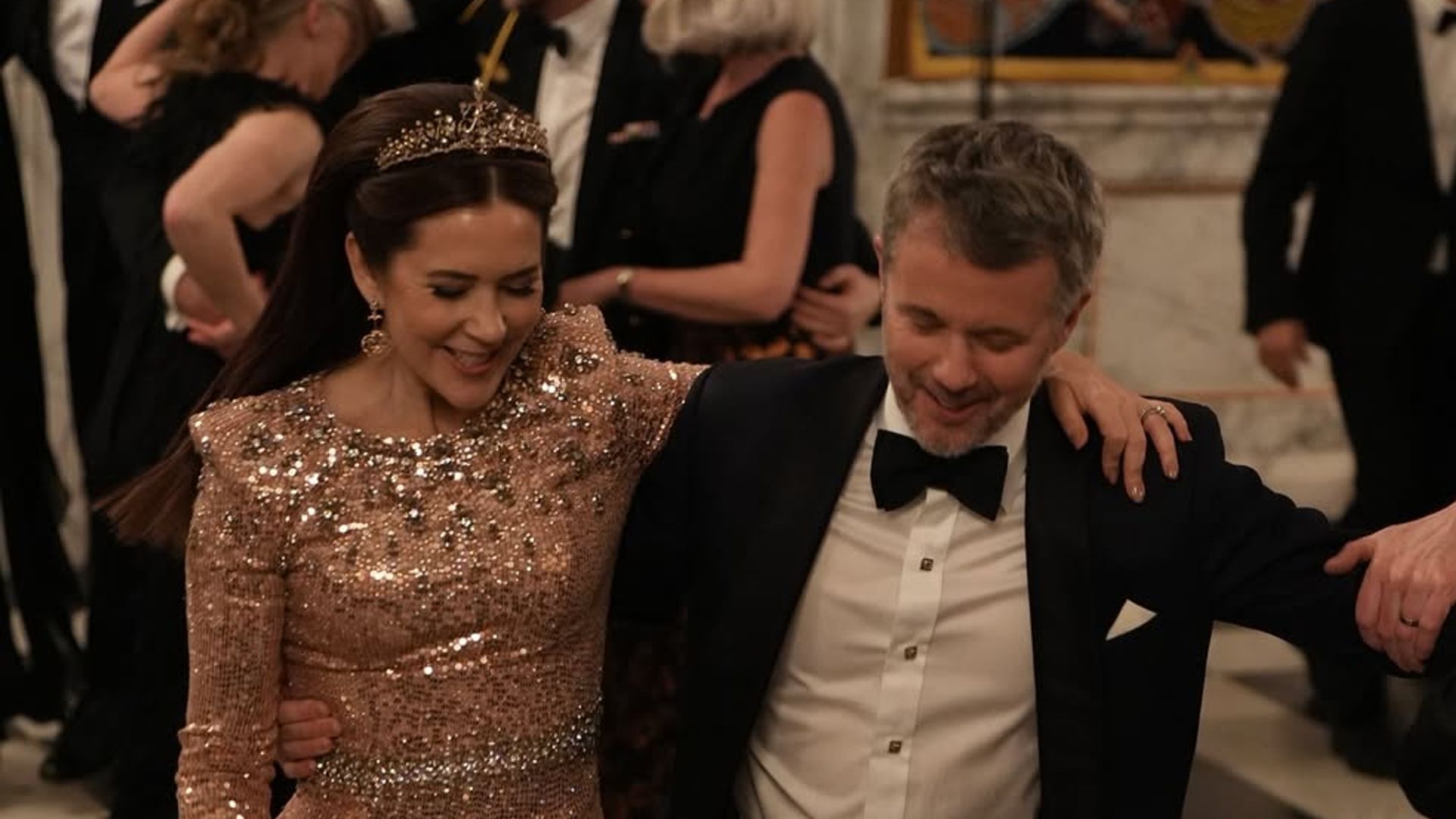 Mary de Dinamarca, como nunca la habíamos visto: de su baile con Federico a su look de pedrería