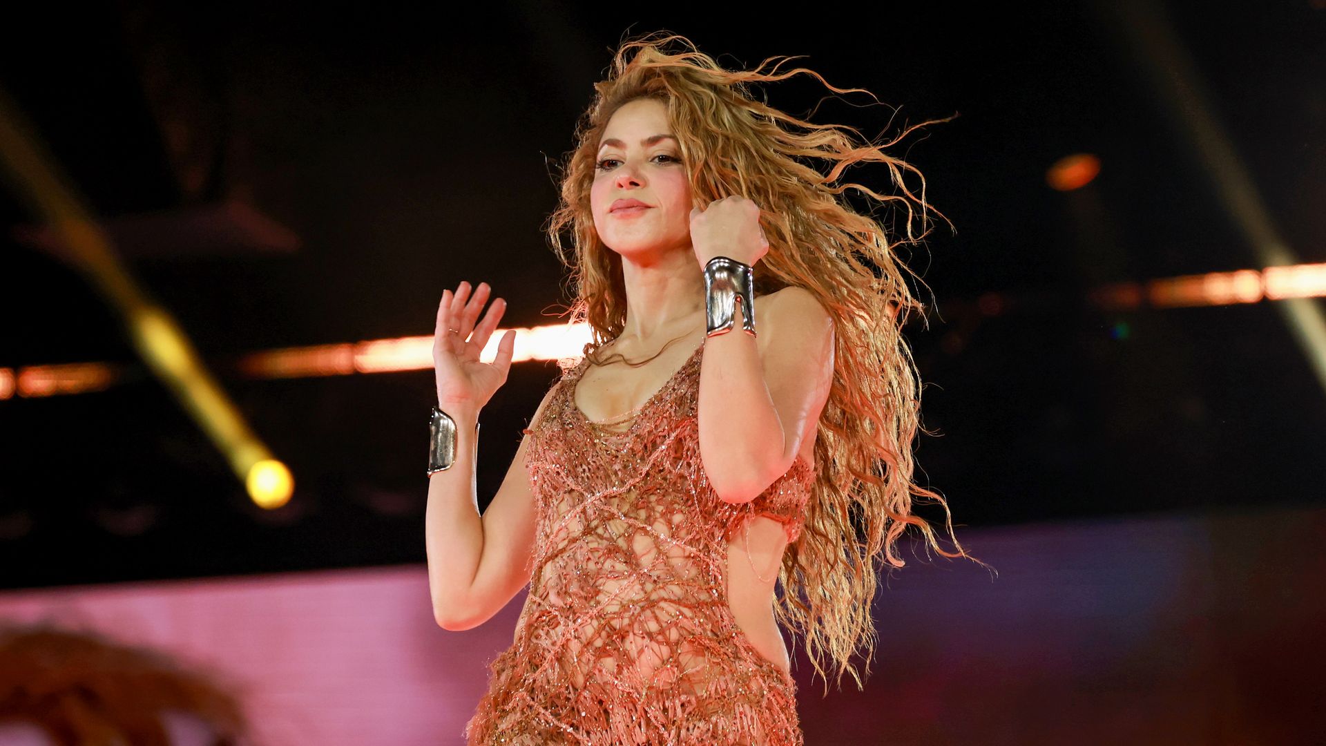 Shakira sufre caída en pleno concierto en Montreal y así reaccionó