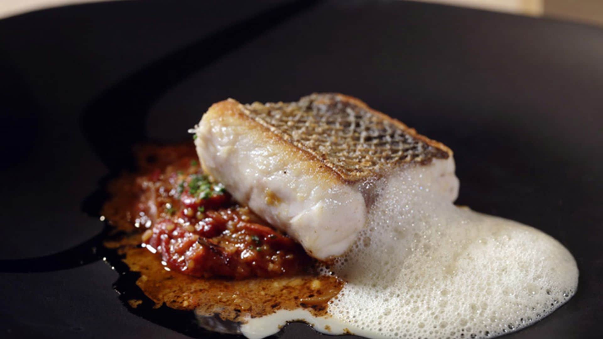 Taco de lubina con pimientos del piquillo confitados con avellanas y sésamo negro