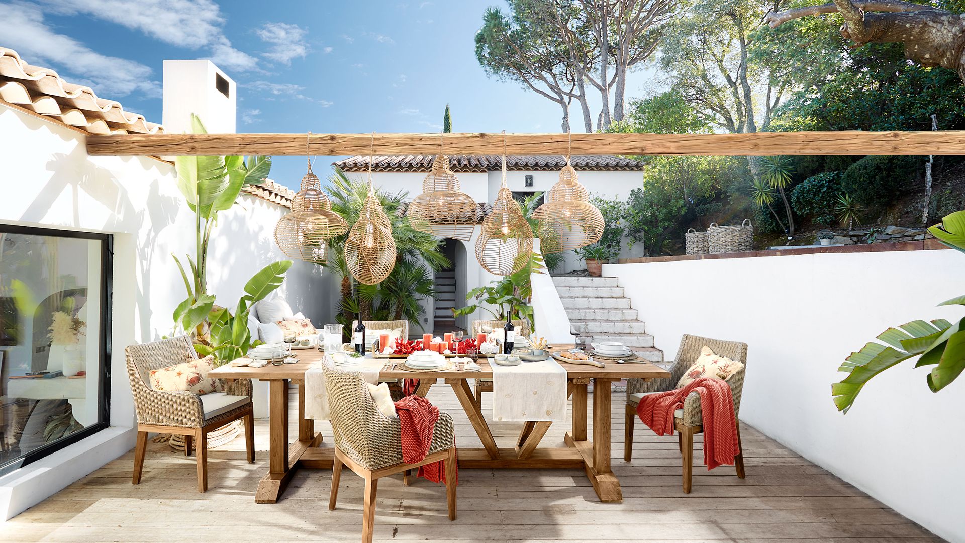 Comedor exterior con varias lámparas colgantes