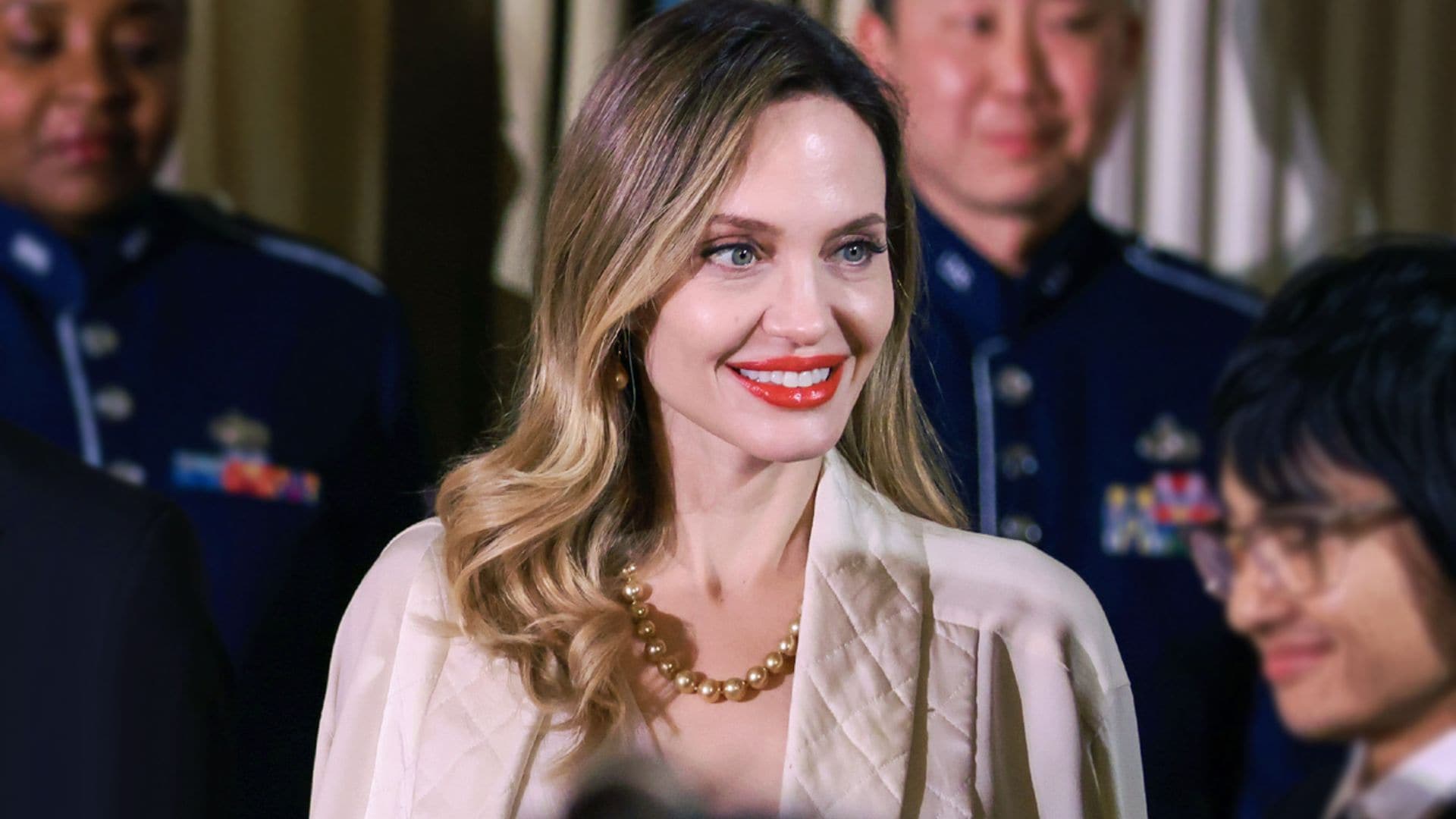 El nuevo look de Angelina Jolie que nos ha teletransportado 35 años atrás