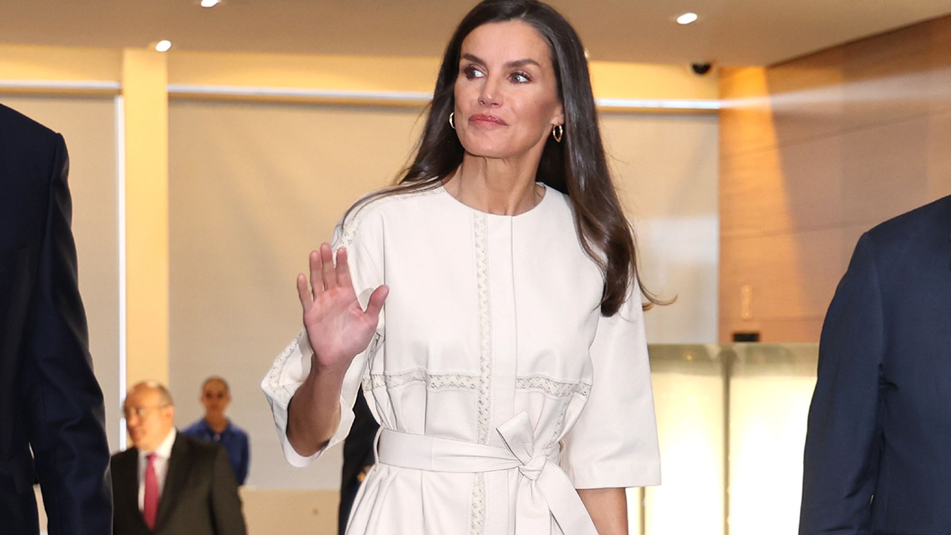 La reina Letizia recicla su vestido blanco más atemporal, un diseño de napa que marca cintura