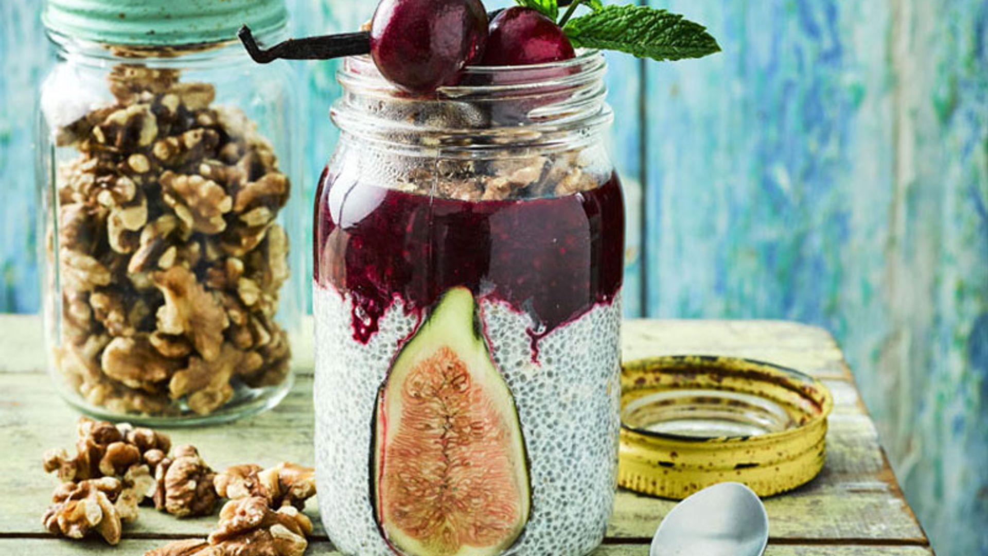 Frasco de chía con higo, nueces y frutos rojos