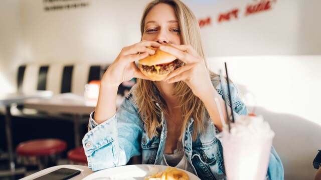 mujer hamburguesa