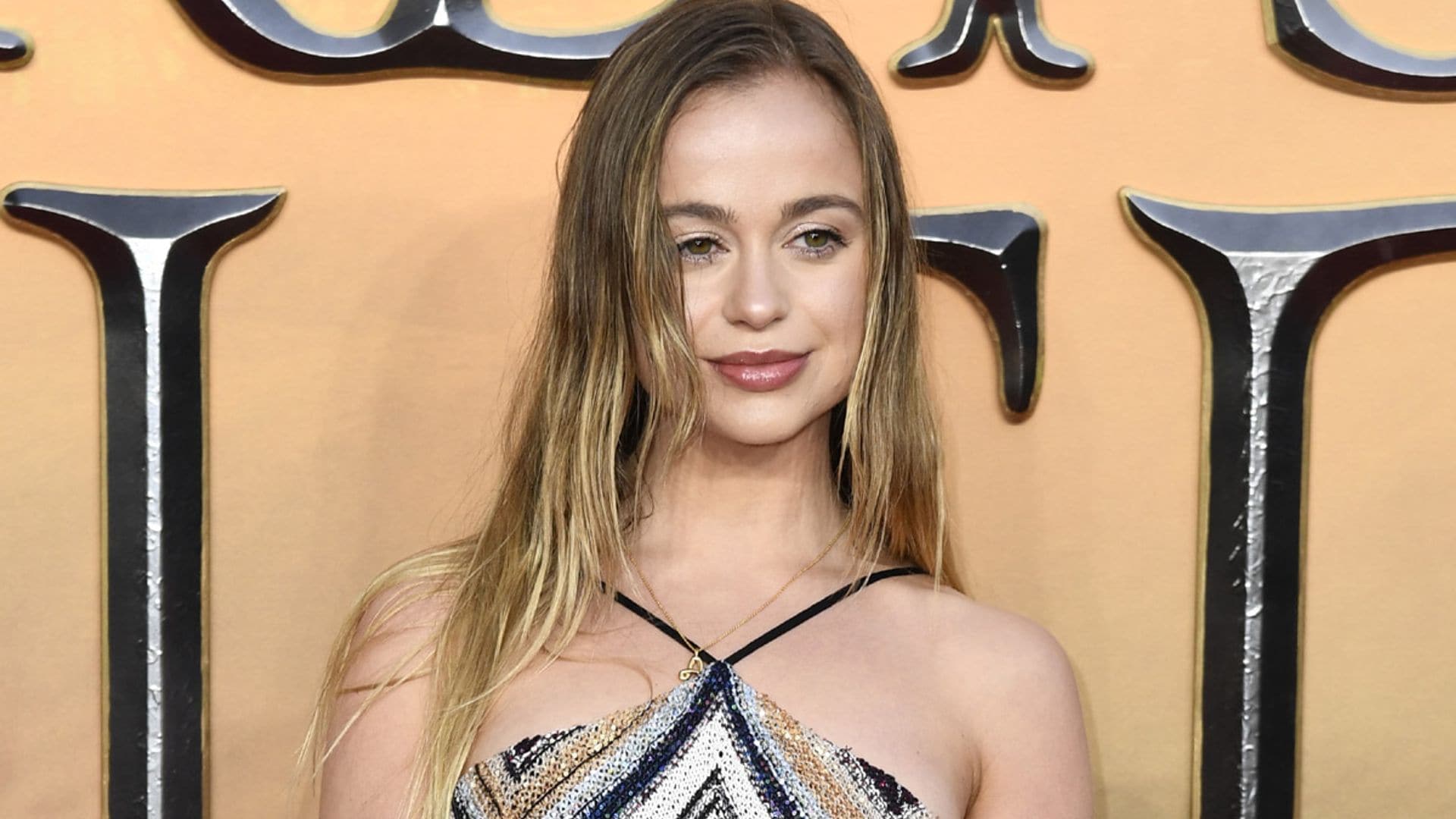 Amelia Winsdor arrasa con el look de invitada natural que afina la nariz y resta años