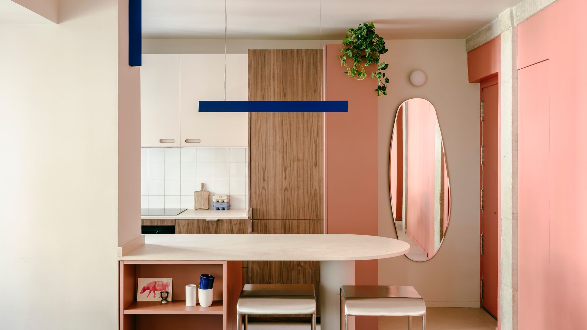 Antes y después: un piso antiguo de 48 m² en Madrid convertido en un apartamento abierto y lleno de color