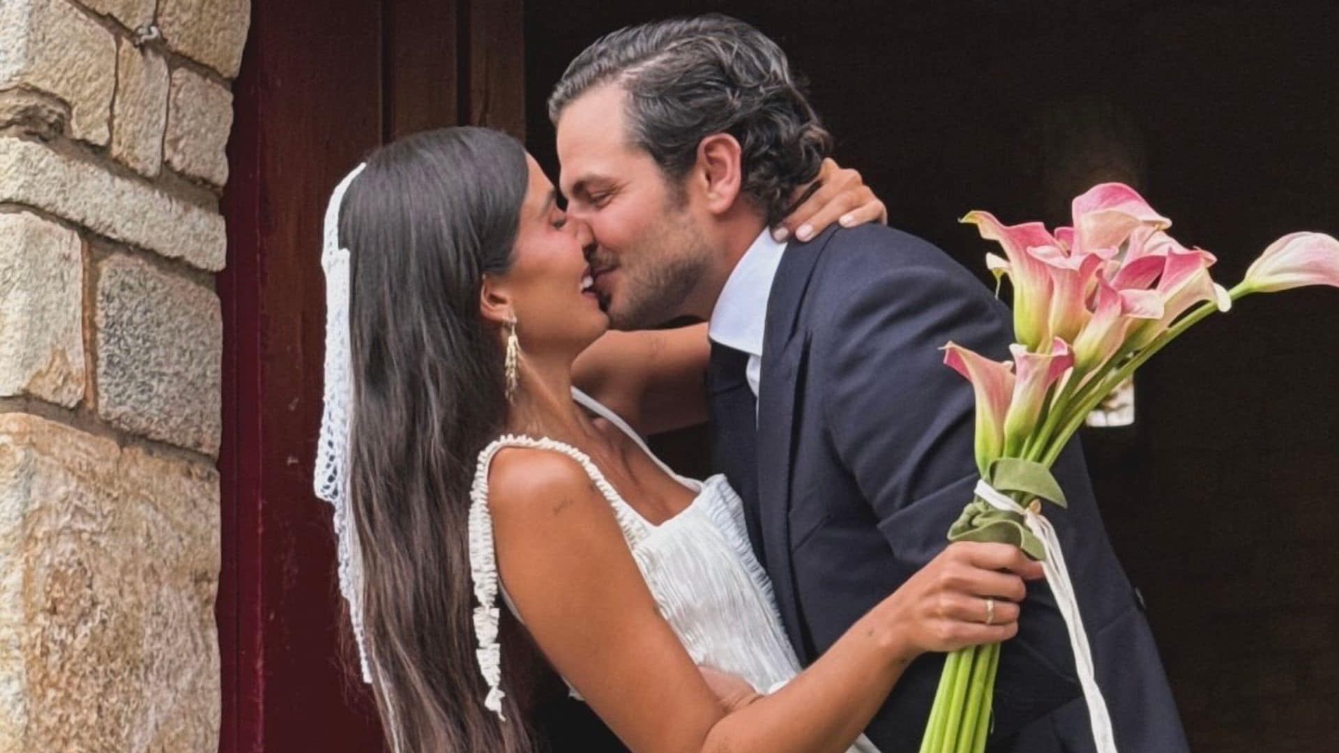 El original vestido de novia de la influencer Alejandra Navarro, al detalle: de su velo tipo casquete a su corsé con historia