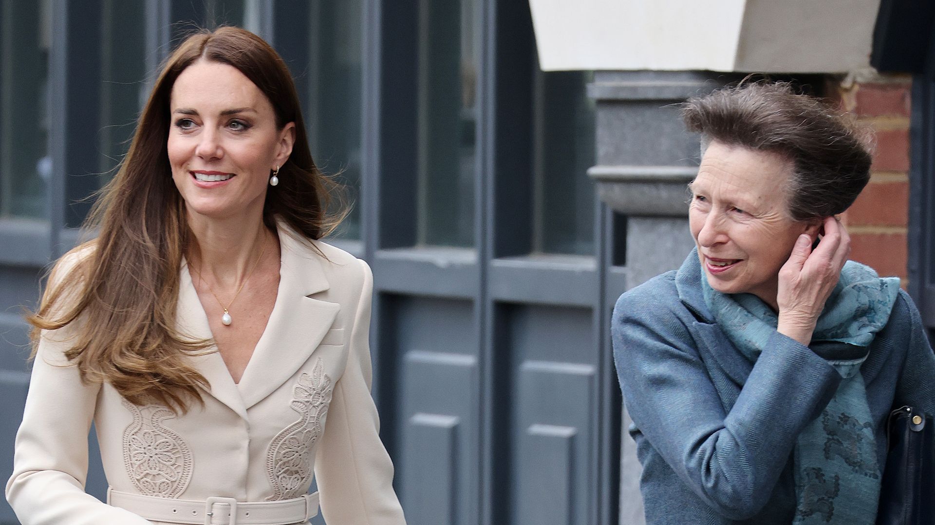 Kate Middleton junto a la princesa Ana