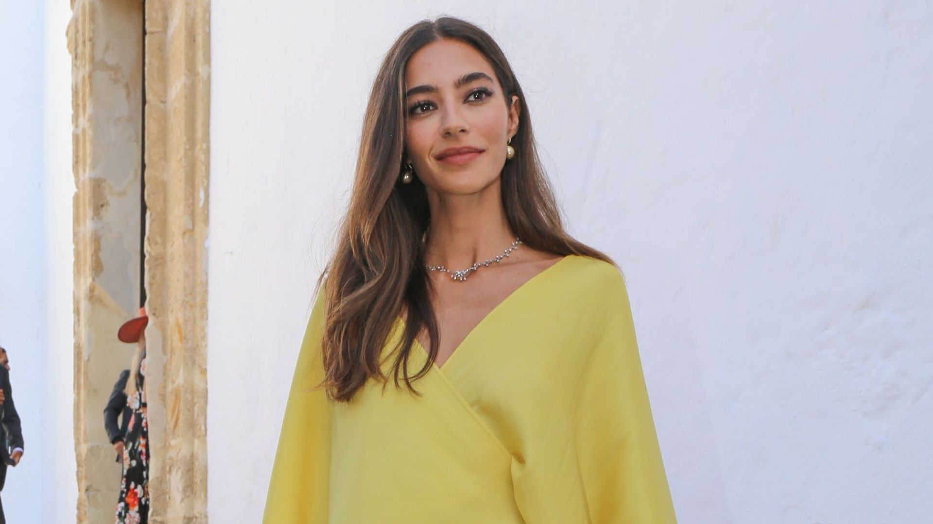 De Rocío Crusset a Carmen Montero Mundt: 7 españolas que convierten el color de la 'mala suerte' en la opción más elegante del verano
