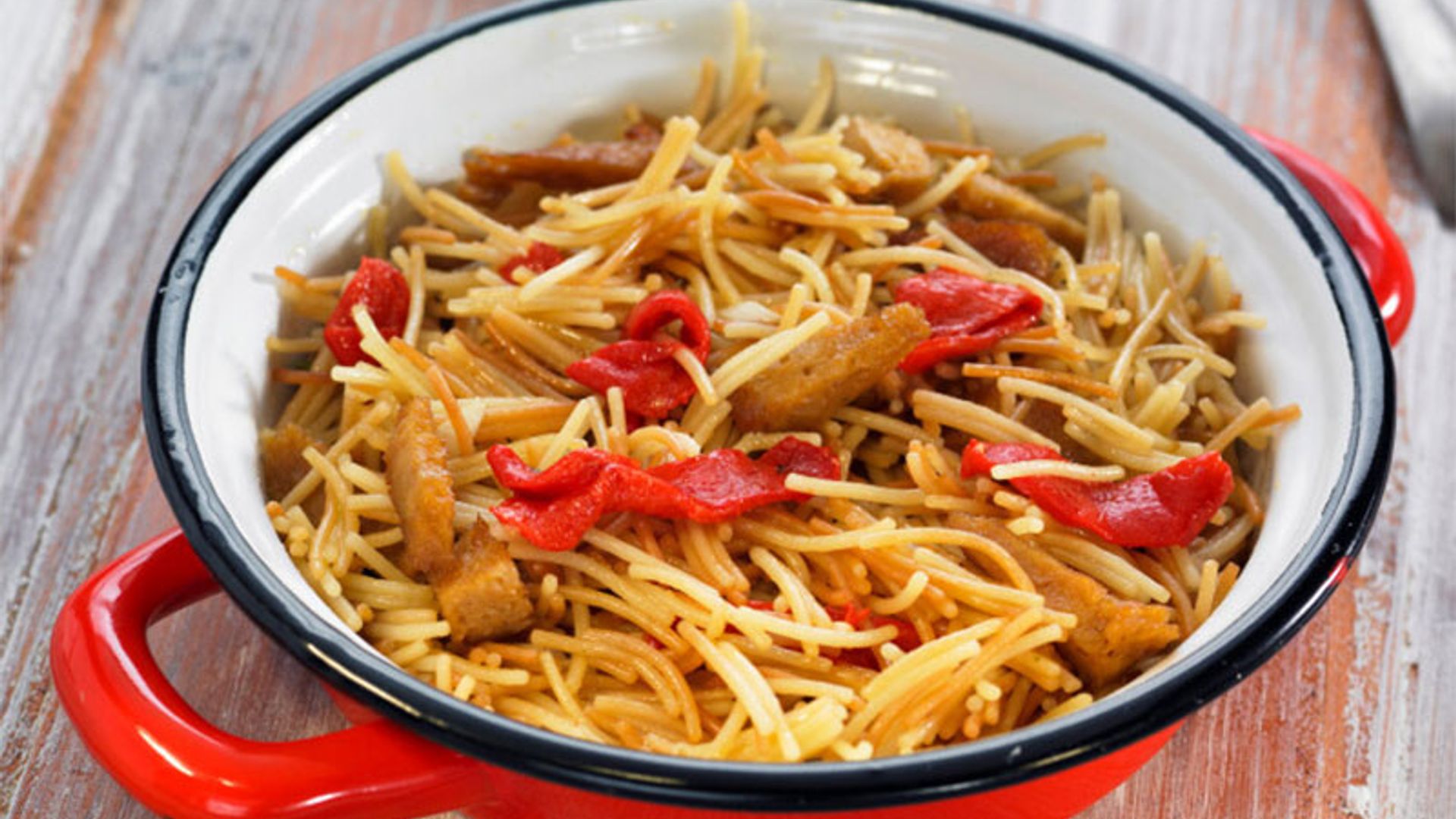 Fideuá vegana (con seitán y pimiento rojo)