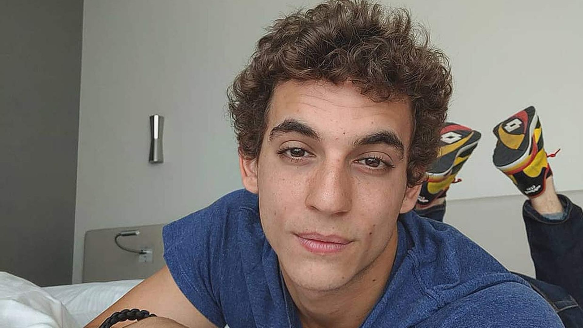 Miguel Herrán cuenta, ilusionado, que le quedan unas horas para reencontrarse con su novia