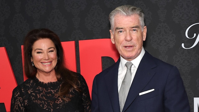 Pierce Brosnan y su mujer, Keely Shaye Smith, en la premiere de 'MobLand'