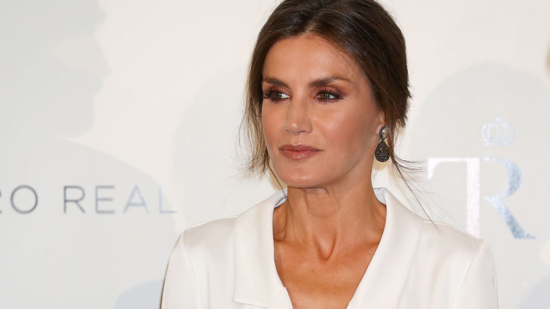 Prendas rompedoras y más de 12 nuevas marcas: la evolución de estilo de la Reina en 2019