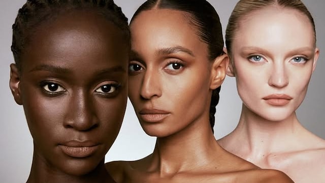 Mujeres plano medio con look neutro y ropa a juego