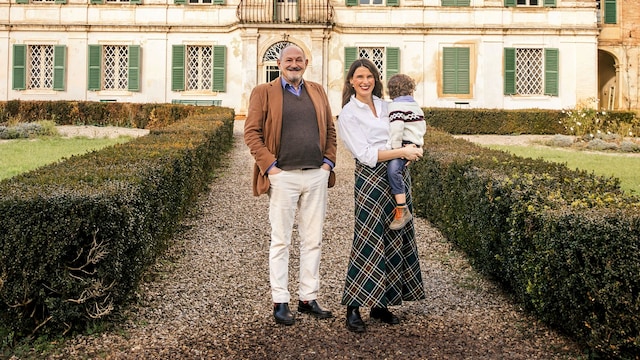 Andrea Boscu Bianchi Bandinelli, junto a su hija, Bianca, y su nieto Orlando, ante la impresionante fachada de la villa, que alberga un jardín de estilo italiano, rodeado por un alto muro coronado con jarrones de terracota y estatuas, que fue diseñado en 1768.