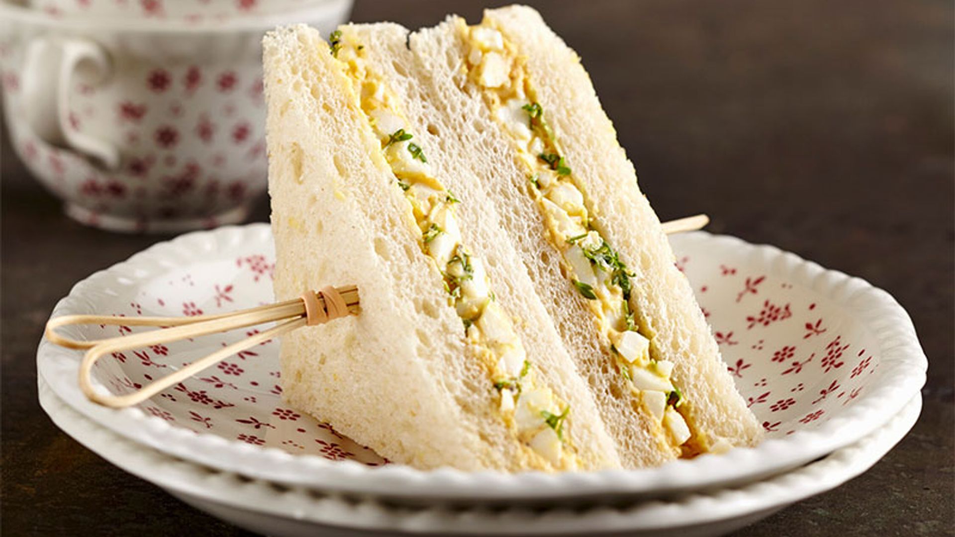 Sándwich de huevo y berros con mayonesa a la mostaza