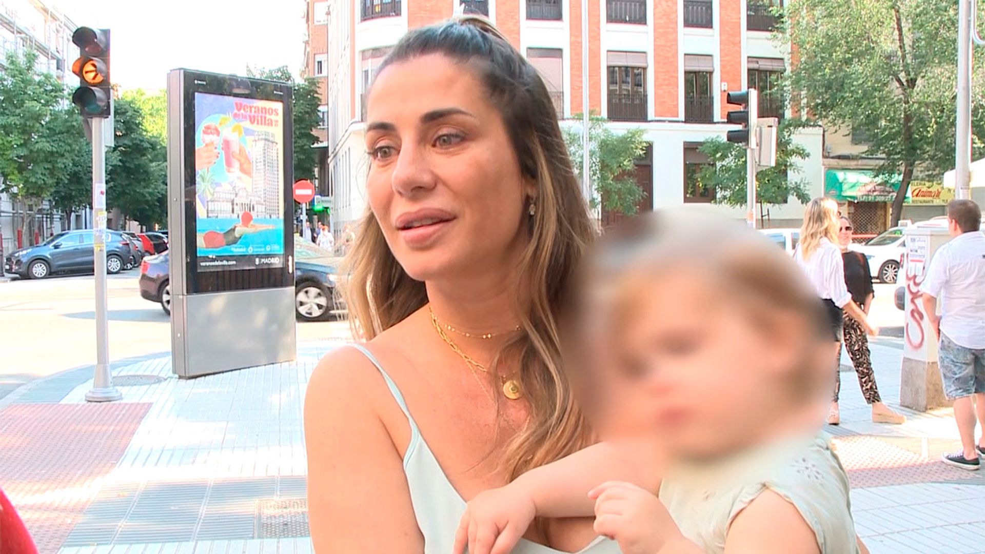 Elena Tablada, orgullosa de sus dos hijas, desvela cómo es la relación entre ellas y sus planes de verano