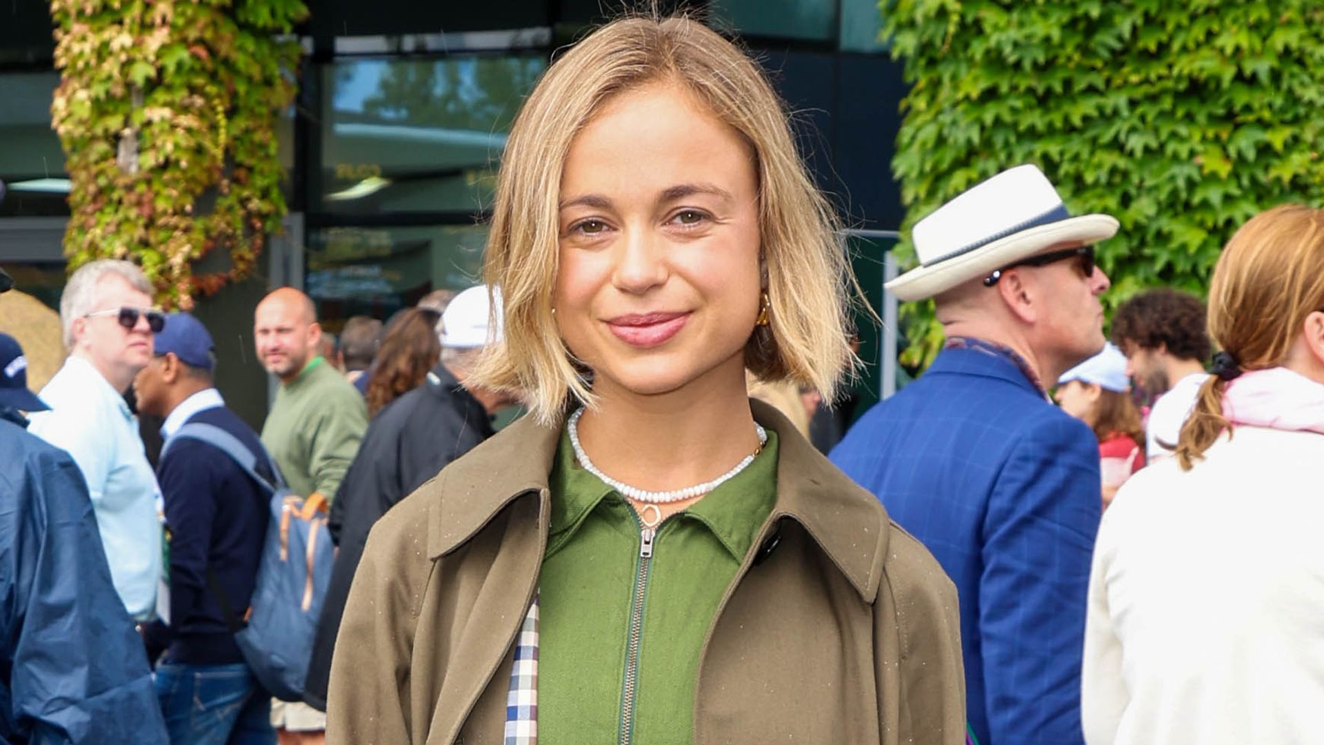 El cómodo look con alpargatas blancas de Amelia Windsor para llevar de turismo y en eventos exclusivos