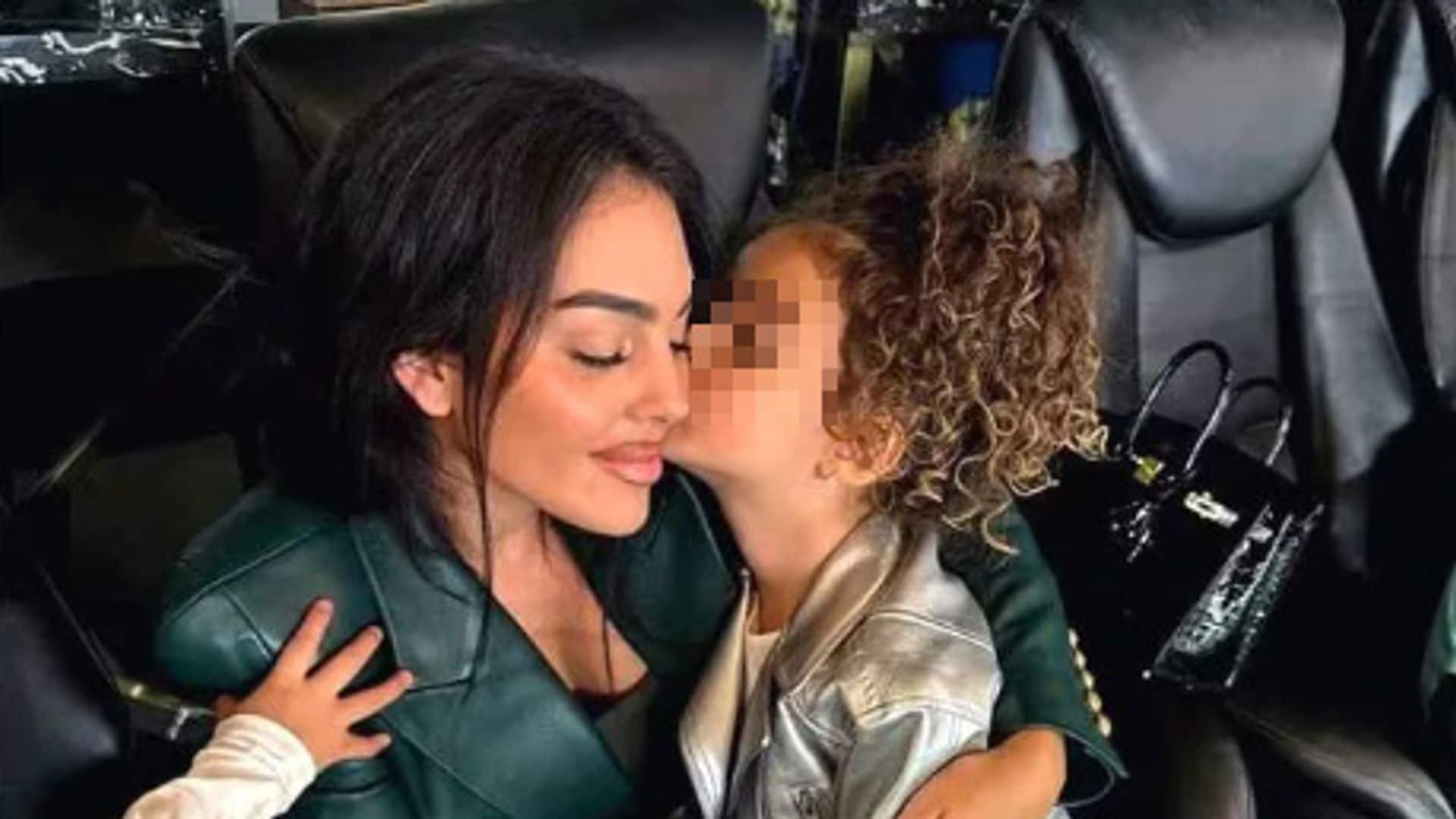 La foto de la hija de Georgina Rodríguez que está dando que hablar: imita a su madre con unas sandalias de 1.000 euros