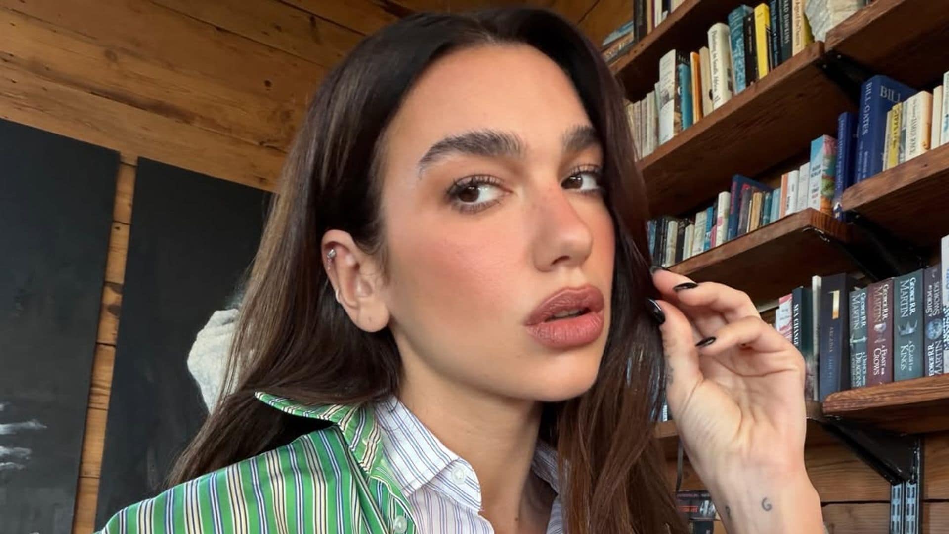 Dua Lipa con un look 'layering' improvisado en Ciudad del cabo.