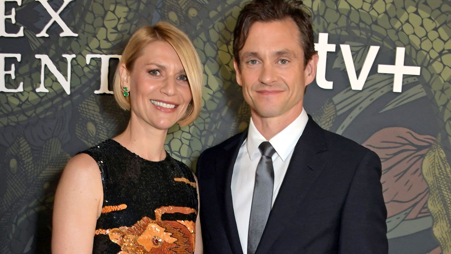 Claire Danes se marca un JLo con un fabuloso diseño 'dragón de lentejuelas'