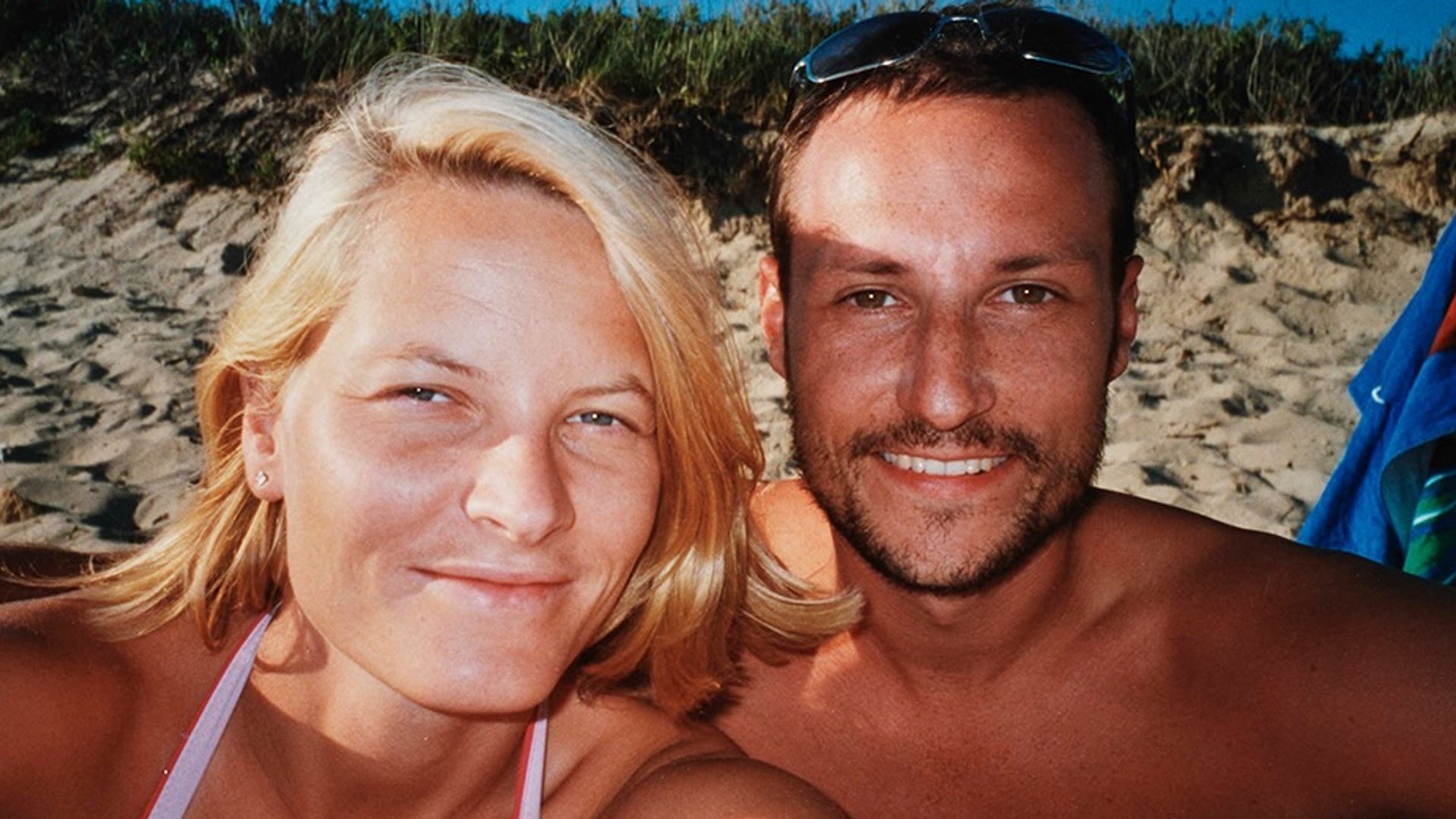 Haakon y Mette-Marit de Noruega abren el álbum de su luna de miel 25 años después con una foto inédita con Marius Borg