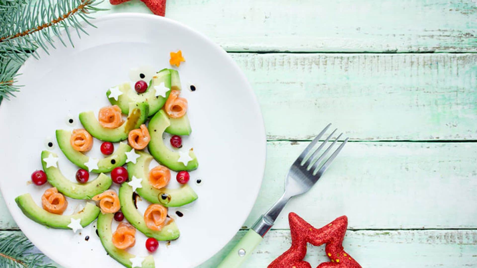 Árbol navideño de salmón y aguacate