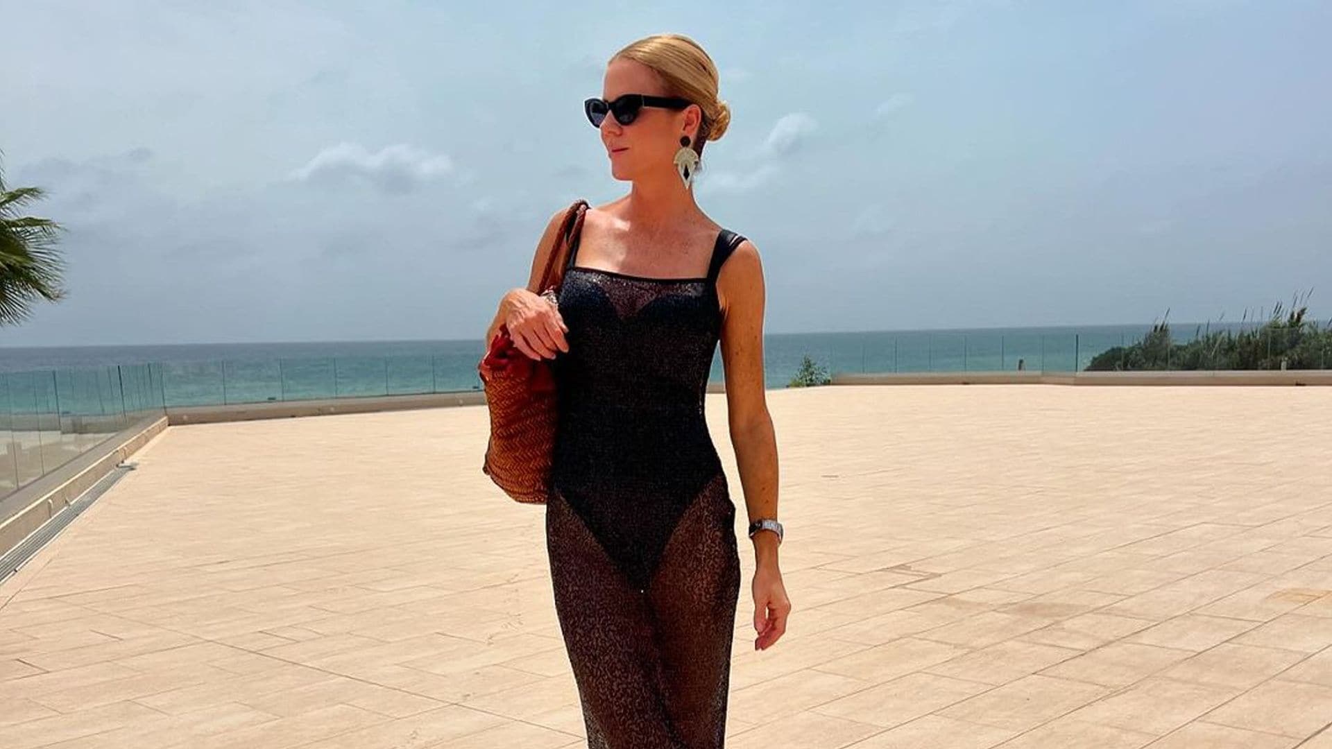 Amelia Bono revela el truco perfecto para llevar un vestido de croché transparente por la calle