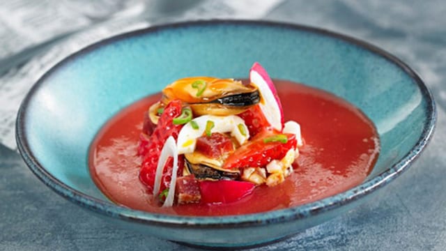 Salmorejo de fresas y remolacha con mejillones en escabeche
