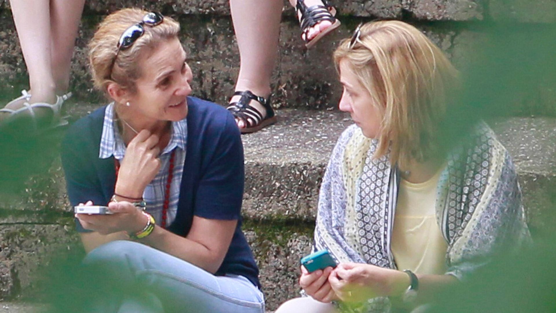 La infanta Cristina, apoyada por su hermana Elena en su verano de soltera