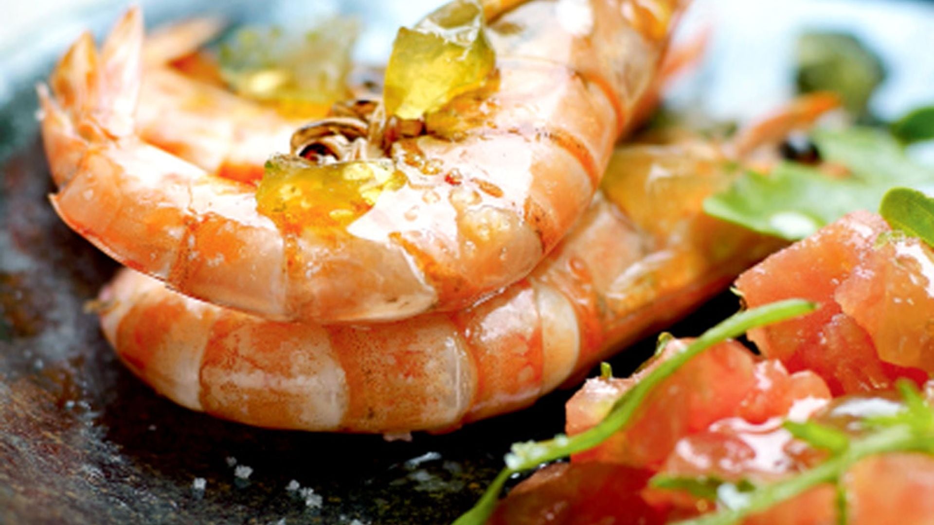 Langostinos a la plancha con ensalada de pulpa de tomate