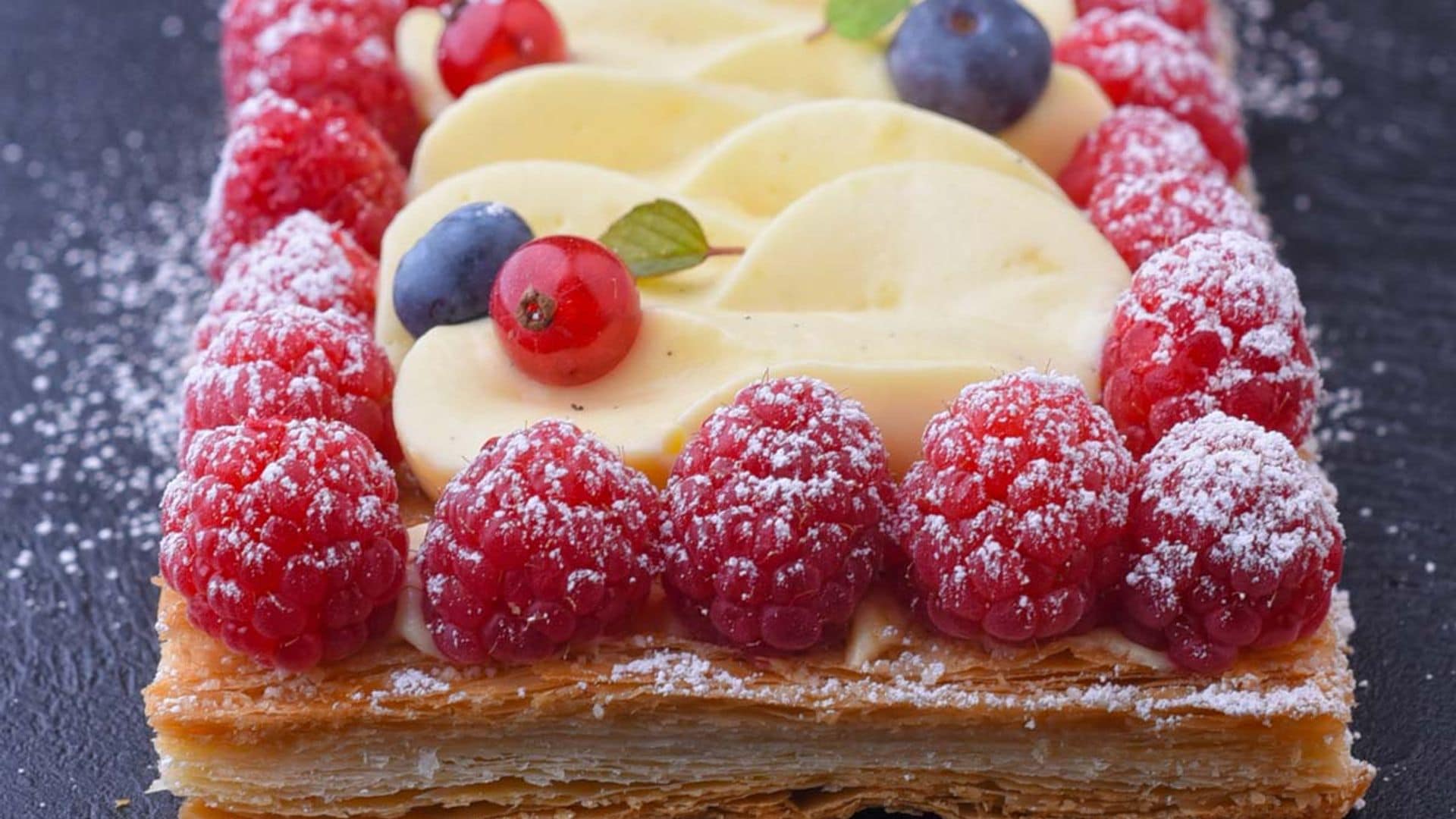 Tarta con frutos rojos y crema diplomática