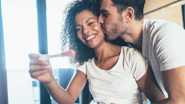 Pareja feliz con el resultado de un test de embarazo
