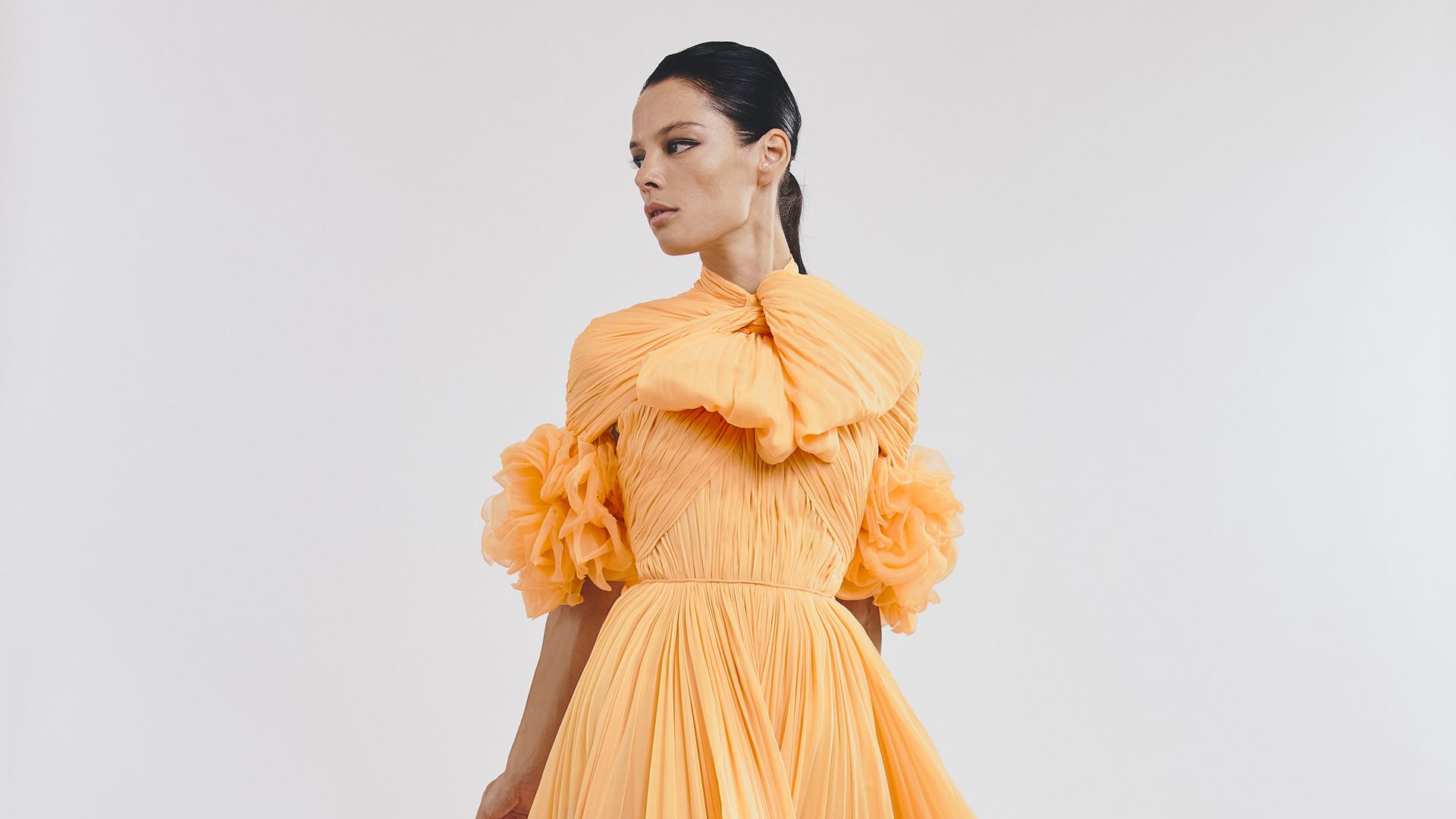 El desfile más especial para Giambattista Valli: de sus vestidos con flores 3D a un reconocimiento histórico