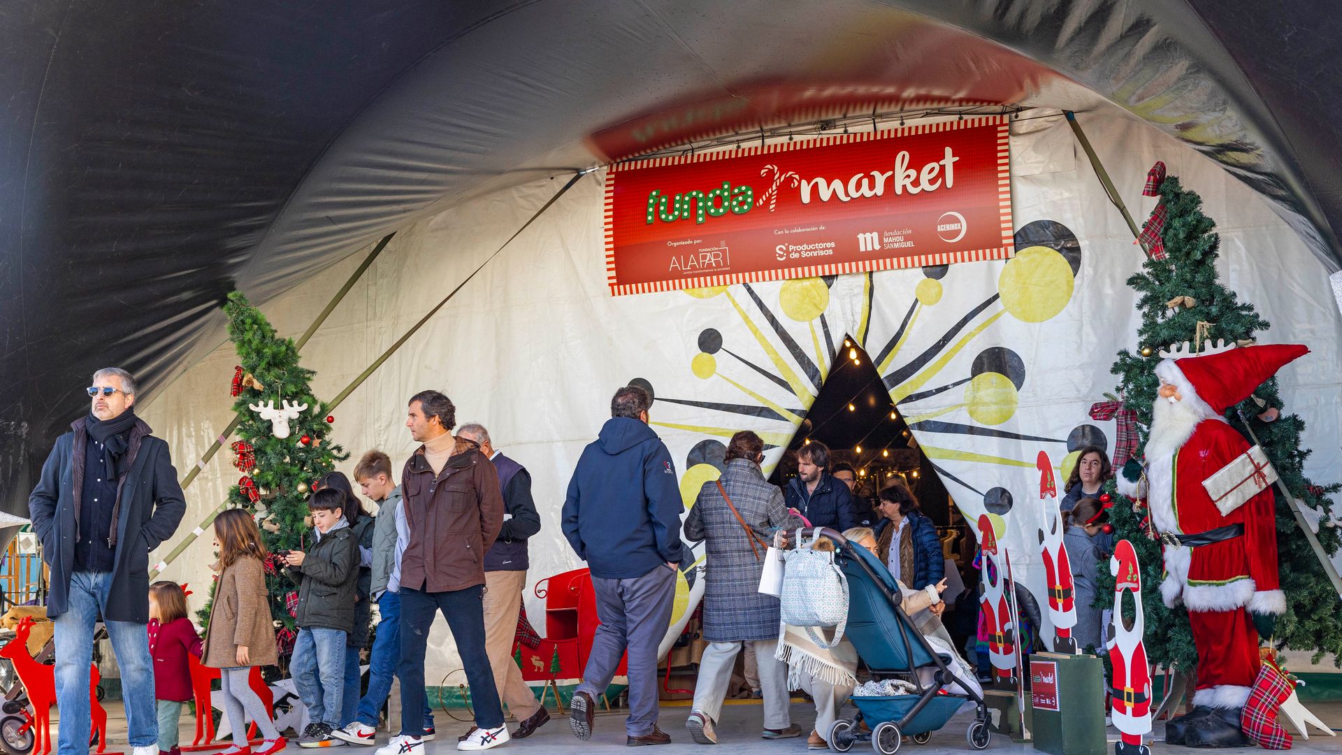Entrada de la carpa del Fundamarket