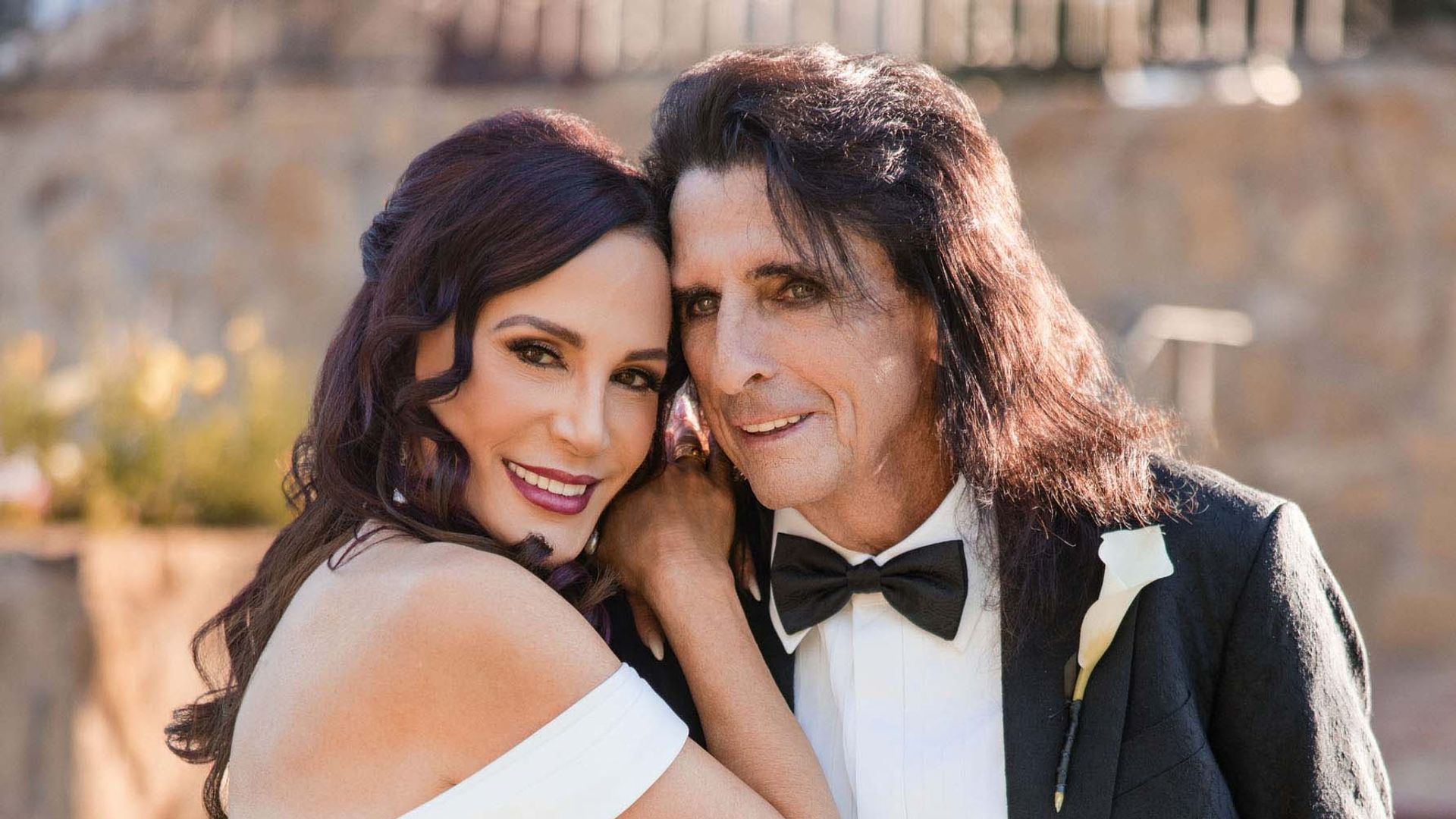 EXCLUSIVA. Alice Cooper, la leyenda del 'rock', nos invita a su boda gótica con Sheryl: "Nuestros 50 años juntos han demostrado a un mundo cínico que el amor verdadero perdura"