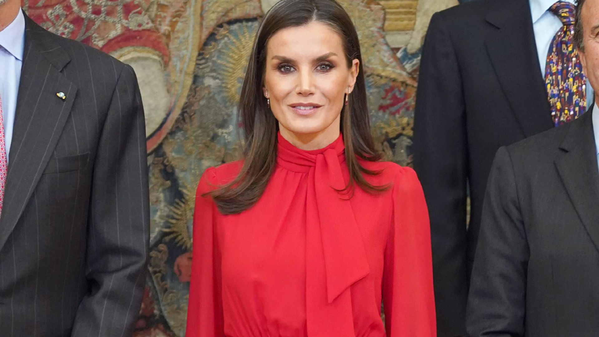 ¿Es un conjunto o un vestido? El favorecedor estreno de la Reina, a debate