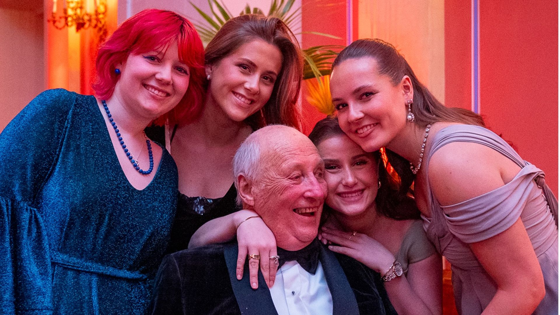 El rey Harald rodeado de sus nietas en la celbración de su 88 cumpleaños