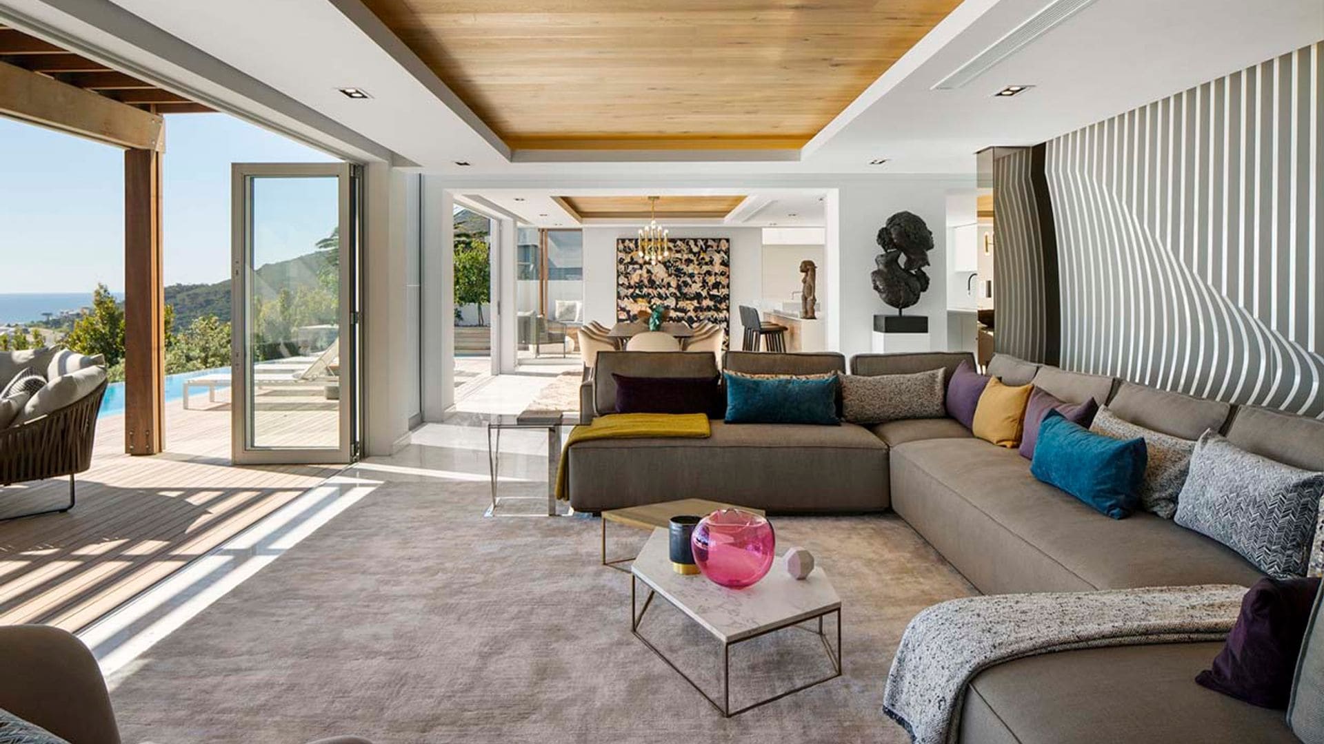 Una casa familiar, moderna y con piscina. ¡No se puede pedir más!